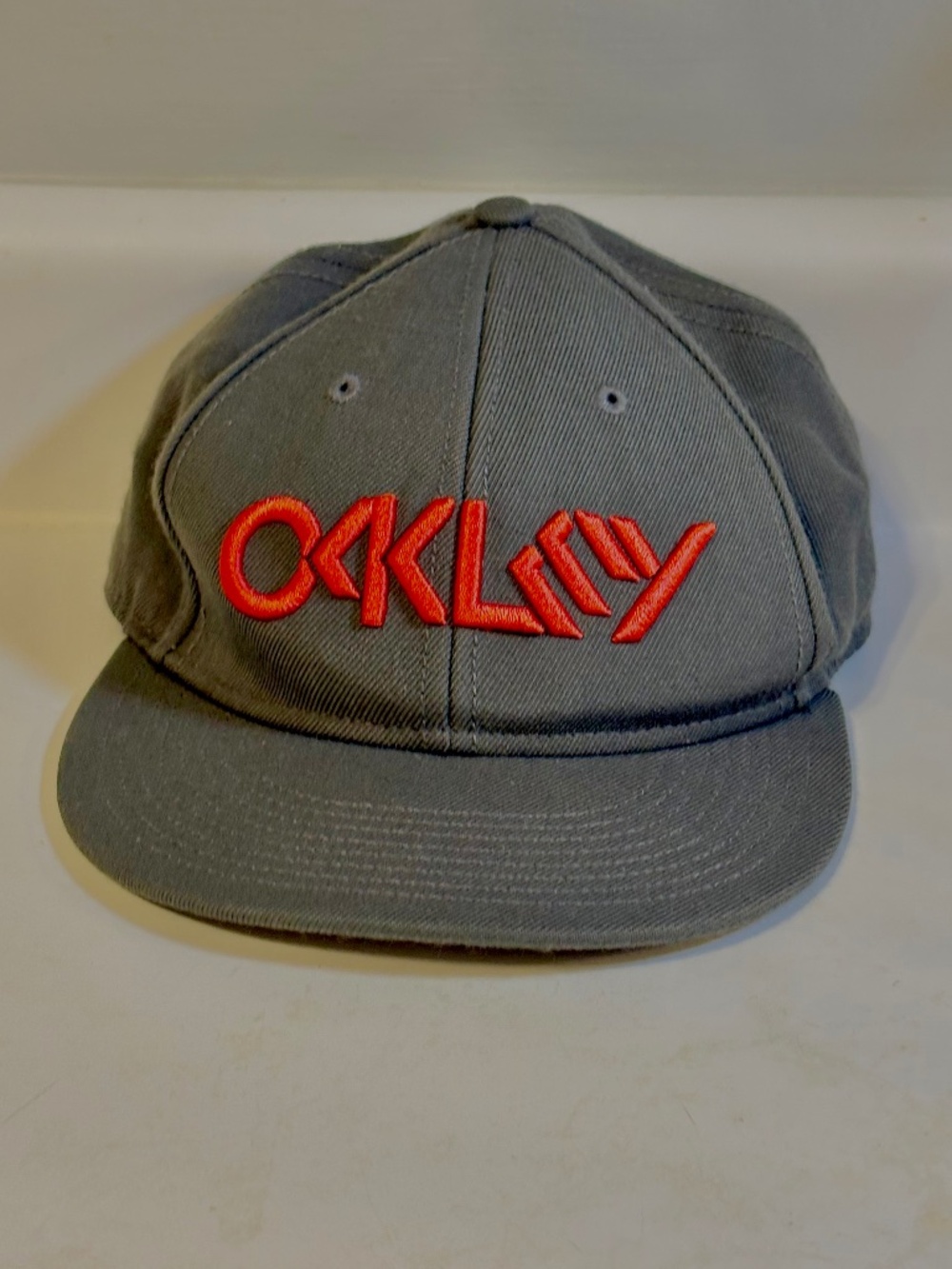 Oakley Snapback Hat Gray Red Logo Embroidered Baseball Performance Cap Original